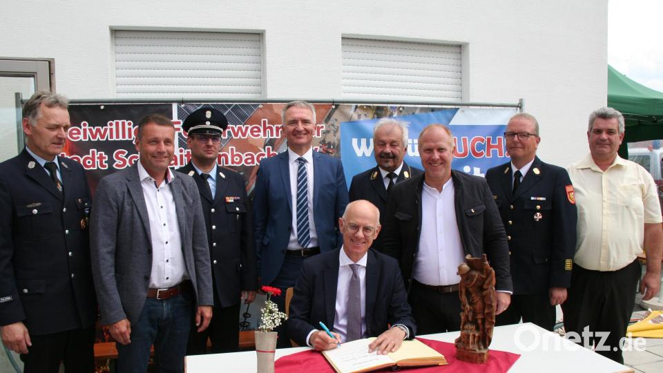 Der Regierungspräsident der Oberpfalz Walter Jonas beim Eintrag in das Goldene Buch der Stadt Schnaittenbach mit (von links) 2. Vorsitzendem Markus Nagler, 2. Bürgermeister Uwe Bergmann, Vorsitzendem und Kommandant Michael Werner, Landtagsabgeordnetem Harald Schwartz, Kreisbrandrat a. D. Fredi Weiß, Bürgermeister Marcus Eichenmüller, Kreisbandrat Christof Strobl und 3. Bürgermeister Manfred Schlosser. Bild: wfw
