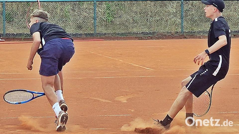 Kilian Meister (rechts) und Ilka Buravenko in Action beim Tennis-Bezirksfinale für das Augustinus-Gymnasium. Bild: R. Kreuzer