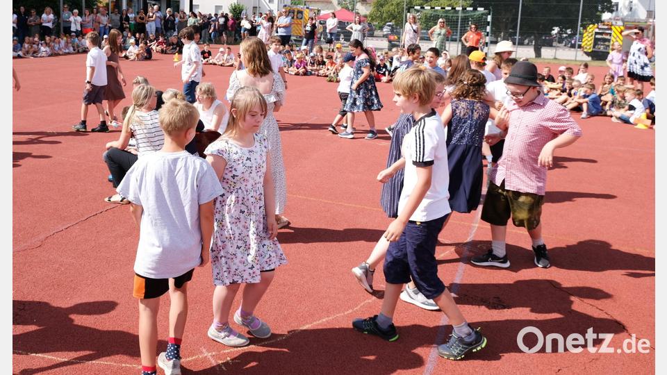 Der Sportplatz ist kurzerhand zu einem Tanzparkett umfunktioniert worden. Bild: mab