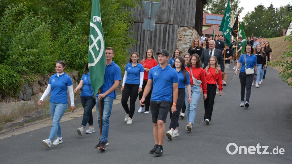 Mit einem Festzug begannen die Feierlichkeiten zum 65-jährigen Bestehen der KLJB Leonberg. Bild: jr