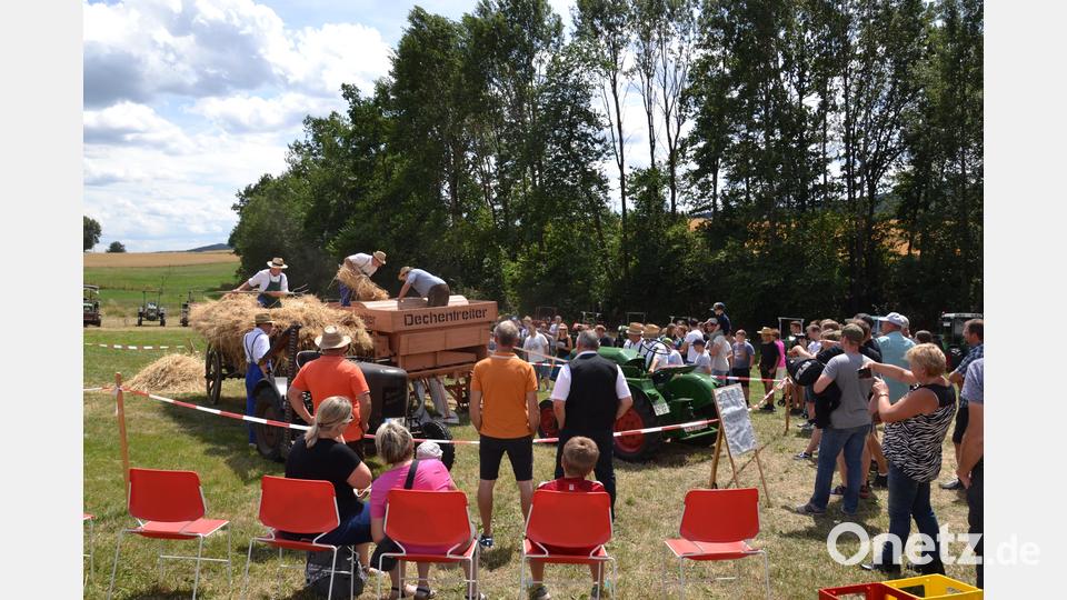 Mit einer historischen Dreschmaschine führten die Feuerwehrleute das Dreschen vor, dass ebenfalls mit großem Interesse beobachtet wurde. Bild: gi