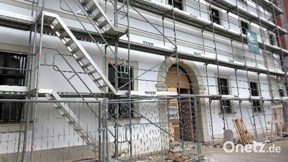 Die Außenfassade von Bauabschnitt 1 im Kloster Michelfeld ist bereits gestrichen. Bis zum Herbst ziehen zehn Menschen mit Behinderung in das ehemalige „alte Schulhaus“ ein. Bild: Regens Wagner Michelfeld/Matthias Flierl/exb