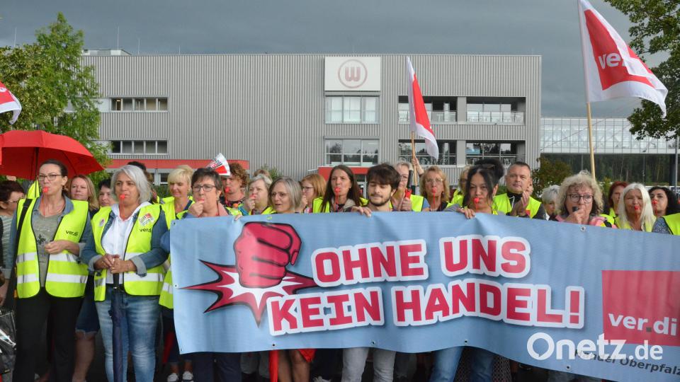 200 Mitarbeiter streiken vor dem Logistikzentrum der Firma Witt in der Hutschenreutherstraße. Bild: Kunz