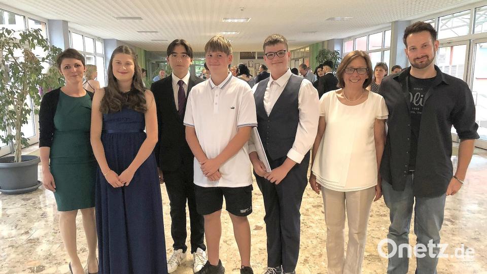 Rektorin Stephanie Jacobi (links) gratulierte den Prüfungsbesten Christina Beer, Sebastian Unterstein, Luca Eisold und Kai Weidner (von links). Zudem verabschiedete sie die Sportpädagogin Elisabeth Kinle (Zweite von rechts) und Lehrer Stefan Weingärtner (rechts). Bild: wro