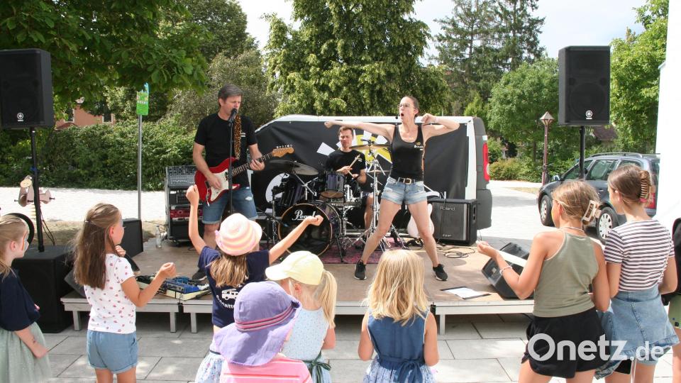 Mächtig Gas gab die Band &quot;Schlawindl&quot; am Sonntagnachmittag und die Kinder machten begeistert mit. Bild: wfw