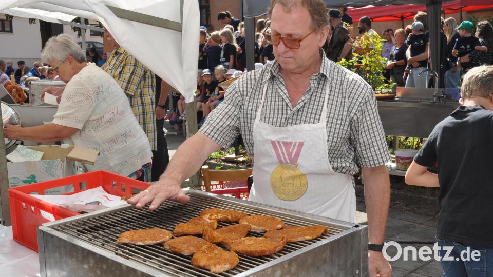 Ulrich Beck übernahm für die Grillsteaks die Verantwortung. Bild: dob