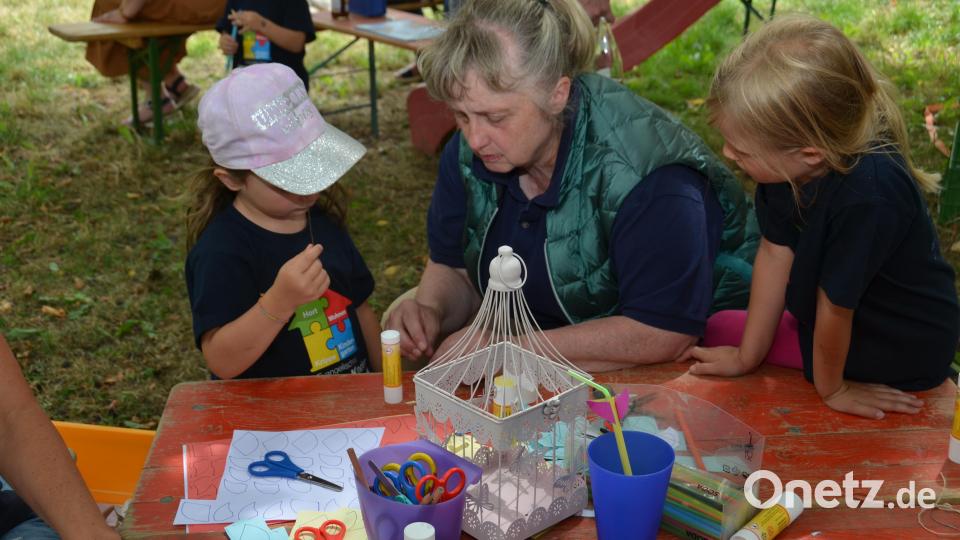 Beate Döbereiner leitete die Kinder zum Basteln einer Strohhalmverzierung an. Bild: dob