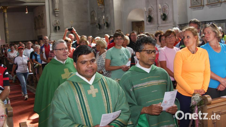 Die Festmesse feierten Pfarrer Joseph und Pater Martin (von rechts). Hauptzelebrant und Festprediger war Pfarrer Manfred Strigl (hinten links). Bild: wro