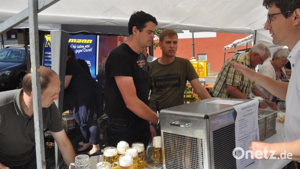 Alle Hände voll zu tun hatte auch der Ausschank, damit die Bedienungen möglichst schnell die Besucher mit kühlen Getränken versorgen konnten. Bild: dob