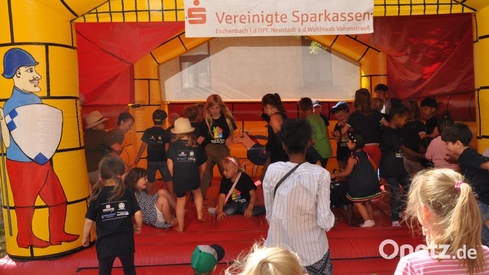 In der Sparkassen-Hüpfburg tobte das Leben. Bild: dob