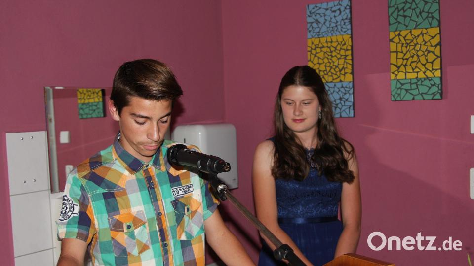 Eine gemeinsame Ansprache hatten die Schüler Christina Beer und Jonathan König (von rechts) vorbereitet. Bild: wro