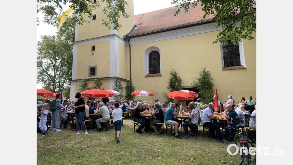 Die weltliche Feie fand im Schatten der Wallfahrtskirche statt. Bild: adj