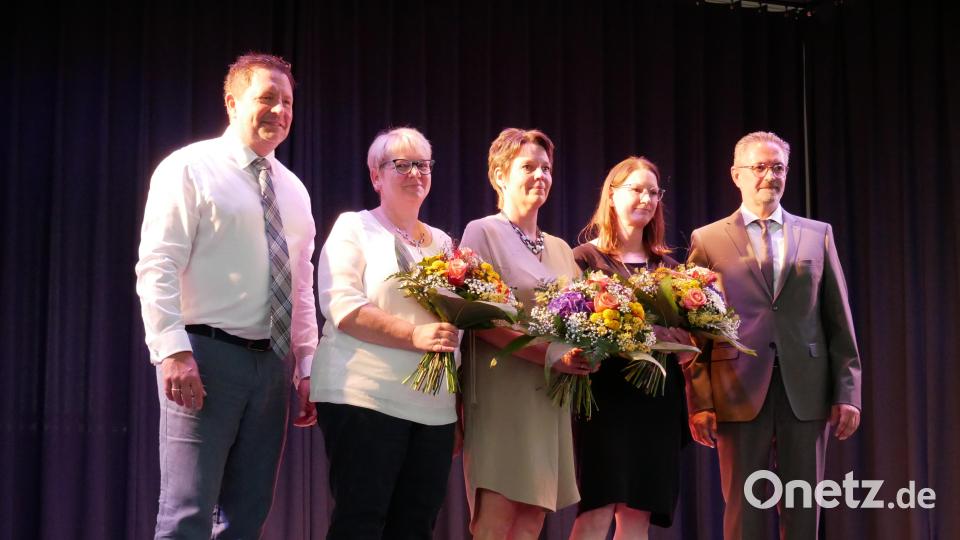 Realschulleiter Stephan Drexler (rechts) und sein Stellvertreter Reiner Summer (links) verabschiedeten Doris Zabiegly, Astrid Blessenberger und Tanja Zeus (von links) nach mehreren Jahren aus dem Elternbeiratsgremium. Bild: hmr
