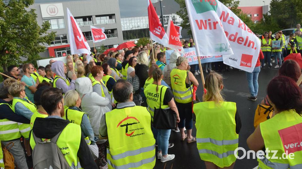 200 Mitarbeiter streiken vor dem Logistikzentrum der Firma Witt in der Hutschenreutherstraße. Bild: Kunz
