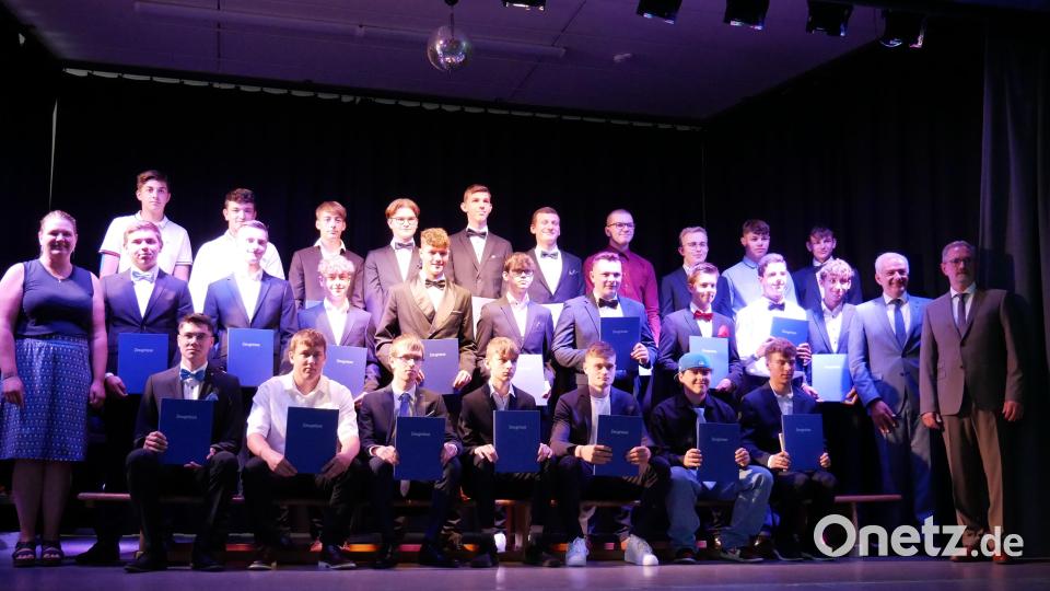Die 26 Absolventen der Klasse 10a der Realschule im Stiftland mit ihrer Klassenleiterin Studienrätin Katrin Weiß (links), Realschuldirektor Stephan Drexler und Landrat Roland Grillmeier (von rechts). Bild: hmr