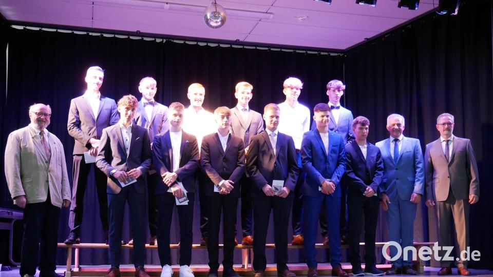 Die zwölf besten Absolventen des Abschlussjahrgangs der Realschule im Stiftland (obere Reihe von links) Fabian Ockl, Hendryk Hecht, Benedikt Jähring, Jonathan Schön, Julian Schuller, Ferdinand Plank und (untere Reihe von links) Paul Schug, Aaron Zintl, Raphael Bauer, Paul Härtl und Michael Zwerenz mit dem Vertreter des Fördervereins der &quot;Freunde der Realschule im Stiftland e.V.&quot;, Bruno Salomon (links), sowie Realschuldirektor Stephan Drexler und Landrat Roland Grillmeier (von rechts). Bild: hmr