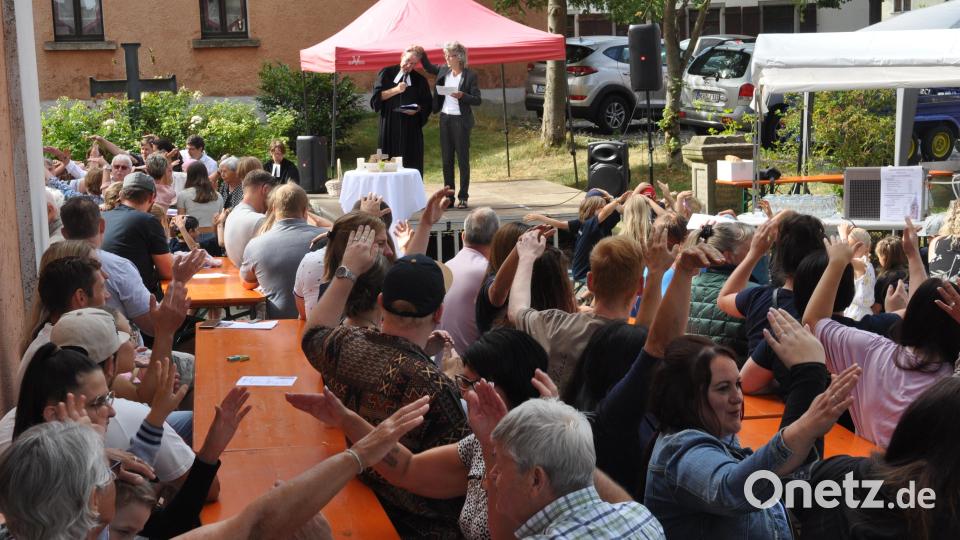 Die Evangelische Kirchengemeinde feierte in diesem Jahr mit dem Flosser Amt &quot;gemeinsam&quot; Gemeindefest. Die Besucher waren begeistert. Pfarrer Klaus Weber aus Plößberg und Prädikantin Cornelia Treml aus Püchersreuth gestalteten die Feierlichkeiten mit Stadtpfarrerin Carmen Riebl. Bild: dob