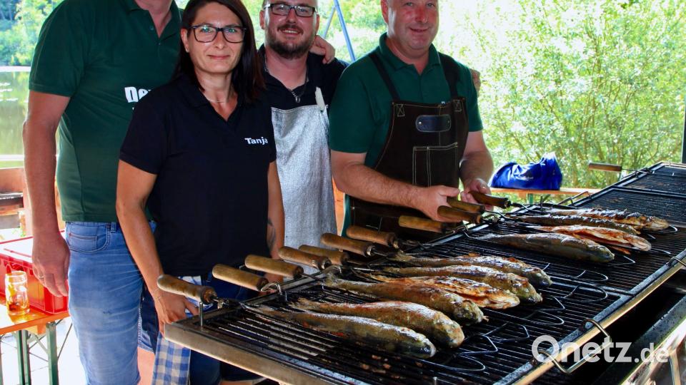 Weit über 2 000 Gäste kamen am Wochenende zur „Nacht am See“ bzw. zum Fischerfest der Hirschauer Anglerfreunde. Für das Helferteam bedeutete das Akkordarbeit. Bei Temperaturen jenseits der 35-Grad-Marke war das Grillteam nicht zu beneiden. V. l.: Rüdiger Hanft, Tanja Hofmann, Christian Hofmann und Roland Lingl. Bild: u