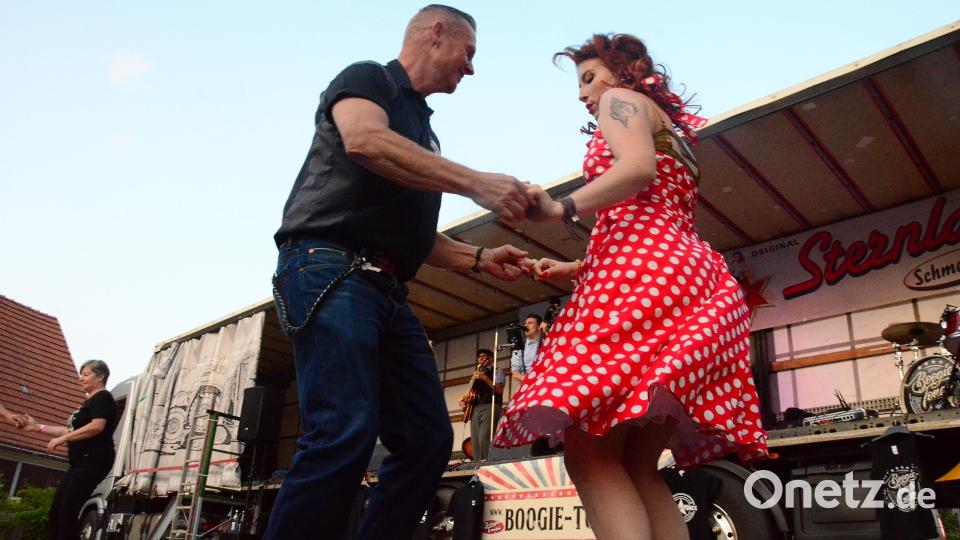 Rockabilly und Rockabella beim Vespa-Festival in Schwarzenbach. Bild: Kunz
