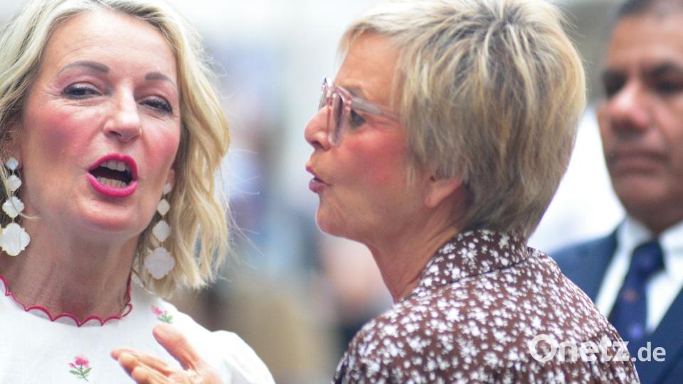 Was sich die beiden wohl zu erzählen haben? Monika Gruber und Fürstin Gloria von Thurn und Taxis. Bild: Kunz