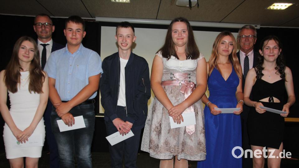 Larissa Schabner, Elia Baumgärtner, Jonas Gleißner, Maria Reinsch, Lilly Djelassi und Leonie Gradl (von links) sind die besten Absolventen der Johann-Andreas-Schmeller-Mittelschule Tirschenreuth. Es gratulierten Rektor Jürgen Bayer (hinten links) und Bürgermeister Franz Stahl (hinten rechts). Bild: kro