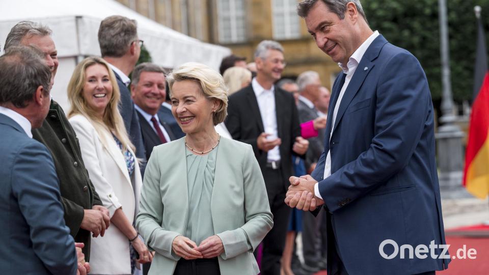 Das Bayerische Kabinett um Ministerpräsident Markus Söder (rechts) tagte in Bayreuth mit Ursula von der Leyen (Mitte). Bild: Daniel Vogl/dpa