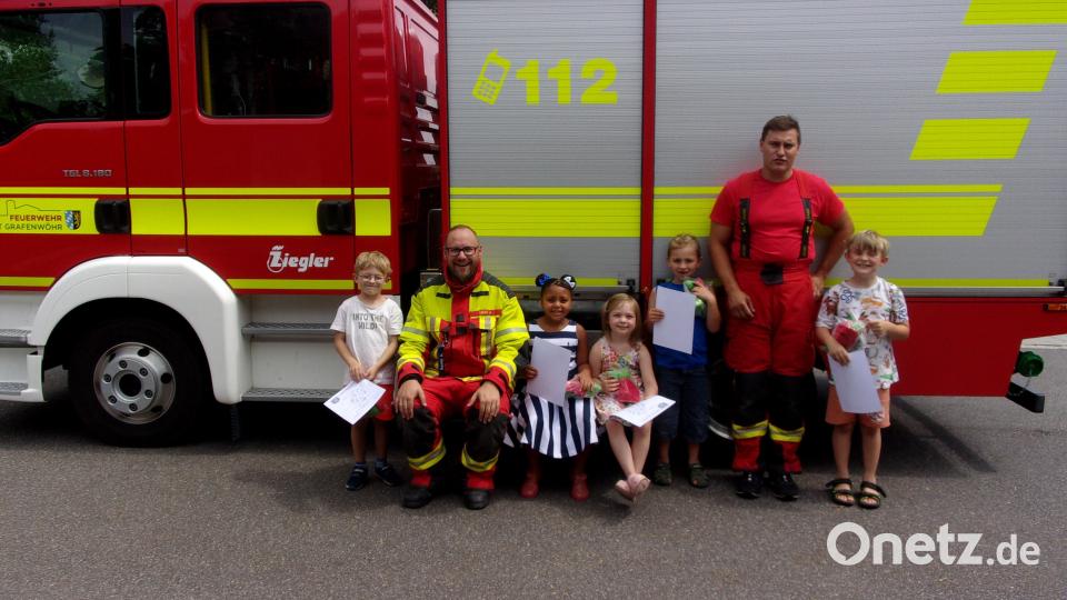 Stolz halten die Kinder ihre Feuerwehrurkunden in Händen. Zuvor lernten Etliches rund um das Verhalten im Brandfall und die Arbeit der Freiwilligen Feuerwehr. Bild: myd