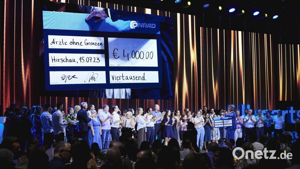 Eine Spende über 4000 Euro wird an Ärzte ohne Grenzen übergeben. Bild: storytile/exb