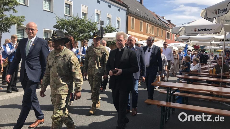 Hahnbachs Honoratioren lassen sich gerne von der Patenkompanie aus dem Truppenübungsplatz begleiten. Bild: mma