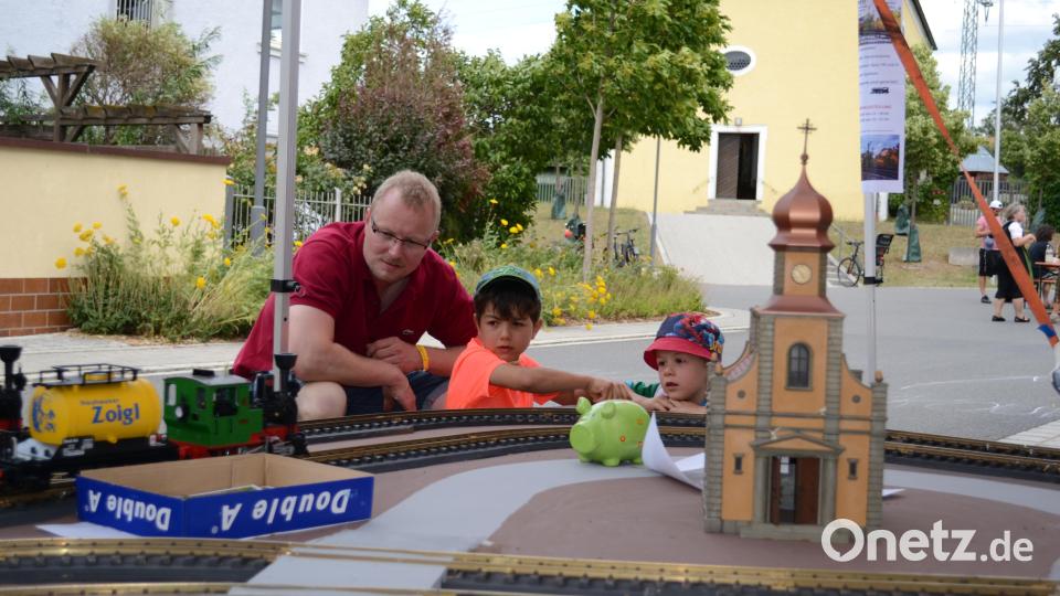 Die Modellbaufreunde Windischeschenbach unterhielten die Kleinsten mit ihrer Eisenbahnanlage. Bild: kki