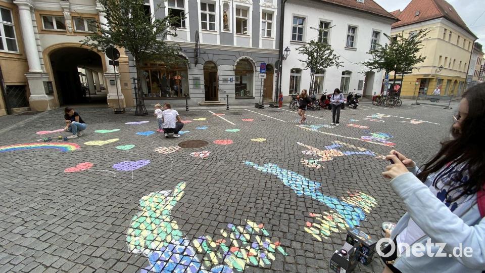 Die Schüler nutzten die gesamte Breite des Hallplatzes für ihre Malaktion. Bild: upl