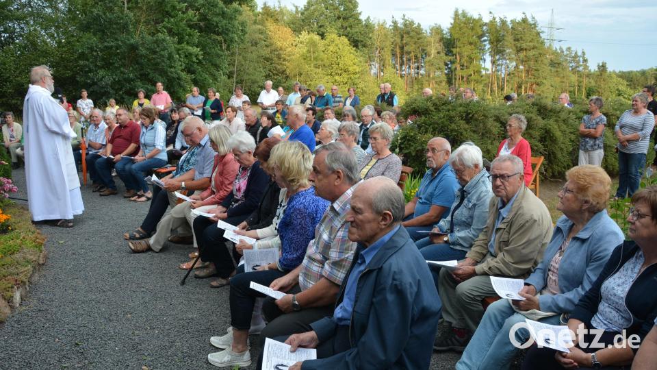 Zahlreiche Gläubige aus der Region waren zu einer Marienandacht mit Pater Benedikt Leitmayr nach Fockenfeld gekommen. Bild: jr