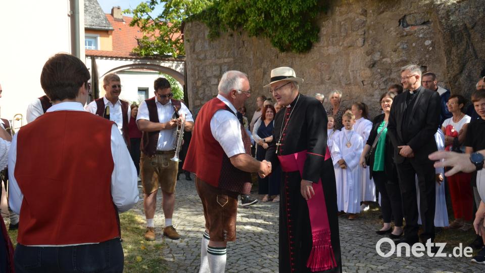 Bischof Rudolf bedankt sich beim Kapellmeister der Weidener Stadtkapelle, Hubert Rupprecht, für den schmissigen Empfang. Bild: dob