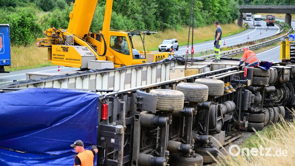 Ein Lastwagen mit fast dreitausend Masthähnchen ist bei Schönwald im Landkreis Wunsiedel von der A 93 abgekommen. Bild: Matthias Merz