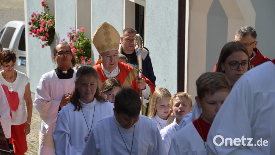 Der Weg zum Hauptportal der Leuchtenberger Pfarrkirche St. Margareta ist anstrengend und geht bergauf. Bild: dob