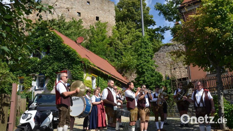 Die Weidener Stadtkapelle, unter Leitung von Hubert Rupprecht, spielte unterhalb der Burg zünftig auf. Bild: dob