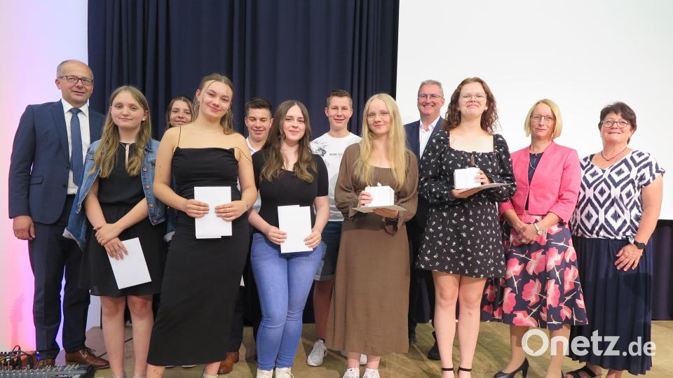 Bürgermeister Roman Schäffler (links), Klassenleiterin Iris Eckert, Schulleiterin Christine Wiesend (von rechts) und Klassenleiter Thomas Seitz (hinten rechts) gratulierten den acht Jahrgangsbesten der Klasse M9M und der Klasse M10. Bild: jzk