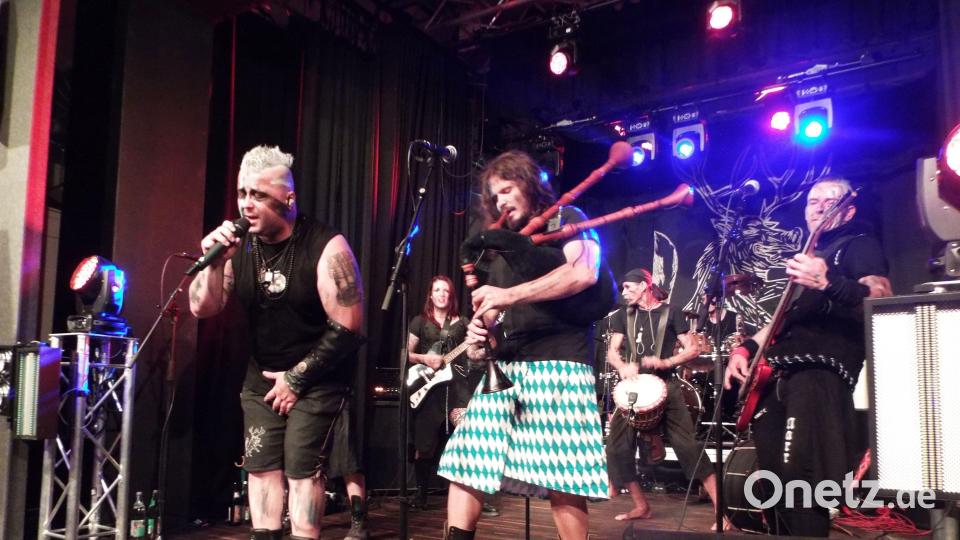 Die Band &quot;Rammeschucksn&quot; lässt den Großen Saal im Theuerner Schloss erbeben. Bild: e