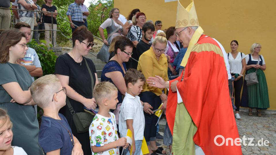 Viele Kinder warteten vor dem Hauptportal auf den Bischof und ließen sich segnen. Bild: dob