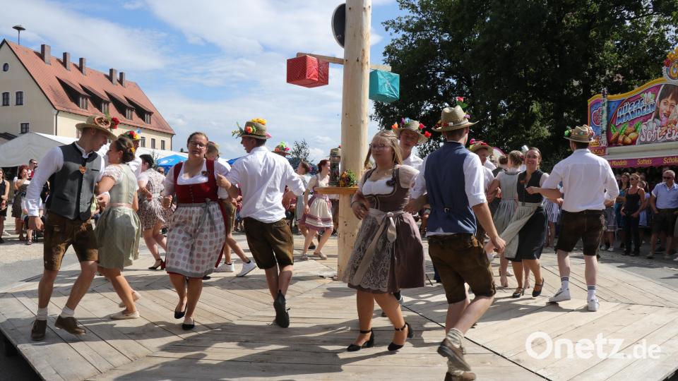Die vielen Tanzproben haben Früchte getragen. Voller Elan legen die zwölf Sorghofer Kirwapaare gepflegte Tanzschritte zu Polka, Walzer und Boarischen auf den Tanzboden. Das Publikum ist begeistert. Bild: Ertl, Willi