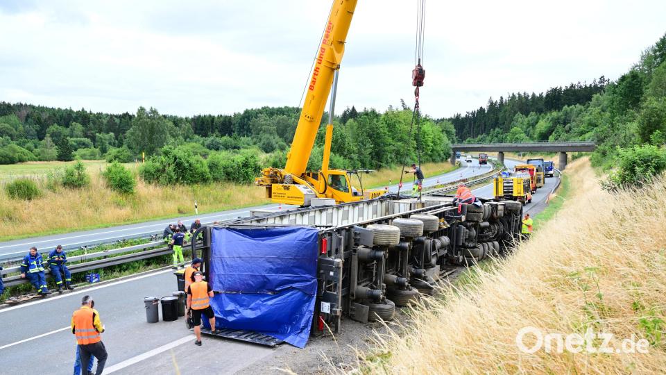 Ein Lastwagen mit fast dreitausend Masthähnchen ist bei Schönwald im Landkreis Wunsiedel von der A 93 abgekommen. Bild: Matthias Merz