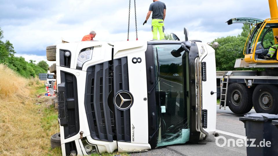 Ein Lastwagen mit fast dreitausend Masthähnchen ist bei Schönwald im Landkreis Wunsiedel von der A 93 abgekommen. Bild: Matthias Merz