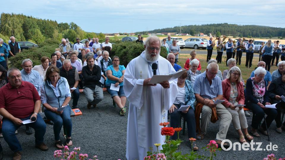 Zahlreiche Gläubige aus der Region waren zu einer Marienandacht mit Pater Benedikt Leitmayr nach Fockenfeld gekommen, mit dabei war auch die Blaskapelle Konnersreuth. Bild: jr