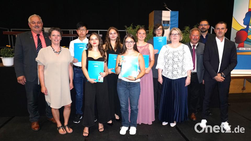 Die drei Besten jeder Klasse wurden besonders gewürdigt und mit Präsenten bedacht. Im Bild (von links) Quyen Vu (Note 1,3), Sophia Maier (1,6), Lea Bachofner (1,6), Agnes Krämer (1,3), Leni Lindner (1,8) und Timo Weidhas (1,2). Es gratulierten (von links)
Leonbergs Bürgermeister Johann Burger, Lehrerin Tanja Zeus, Rektorin Gisela Kastner, Mitterteichs Zweiter Bürgermeister Johann Brandl, Elternbeiratsvorsitzender Christian Strunz und Lehrer Markus Männer. Bild: Mittelschule Mitterteich/exb