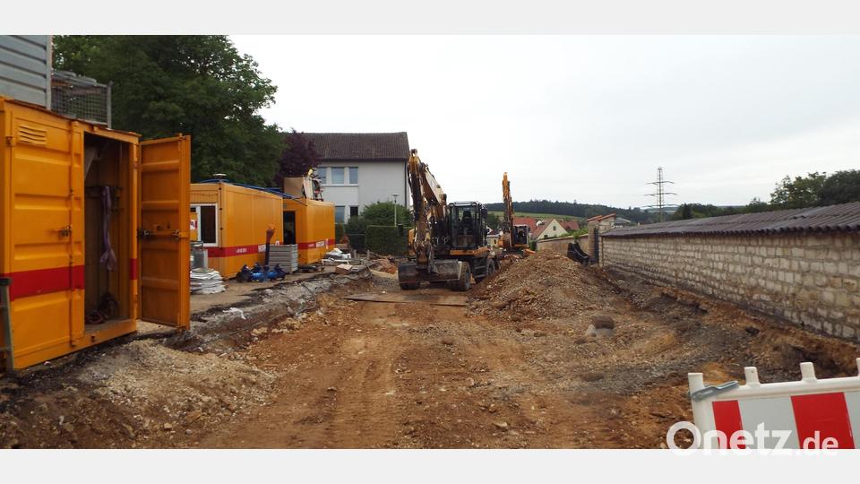 Zügig voran gehen die Arbeiten am Kirchenumfeld, ab 1.8. wird dann der Kirchensteig bis zur Straße "Bergwinkel" in Angriff genommen. Bild: e