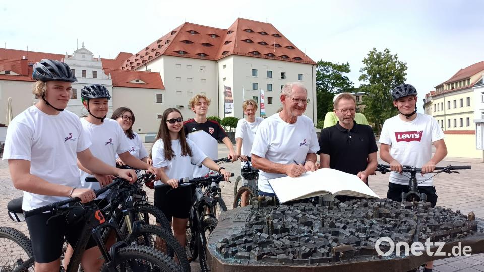 In Freiberg gibt es kein Goldenes Buch, sondern wegen der Silberbergbau-Geschichte ein Silbernes Buch. Die Amberger verewigten sich darin. Bild: Albert Kiener/exb
