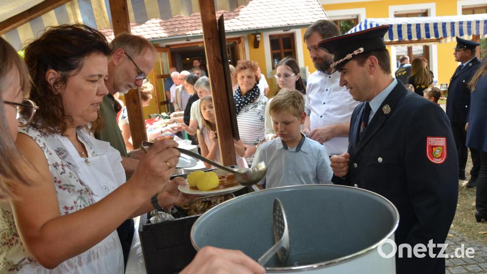 Lange Schlangen bildeten sich beim Schweinebraten-Stand mit Knödel. Bild: dob