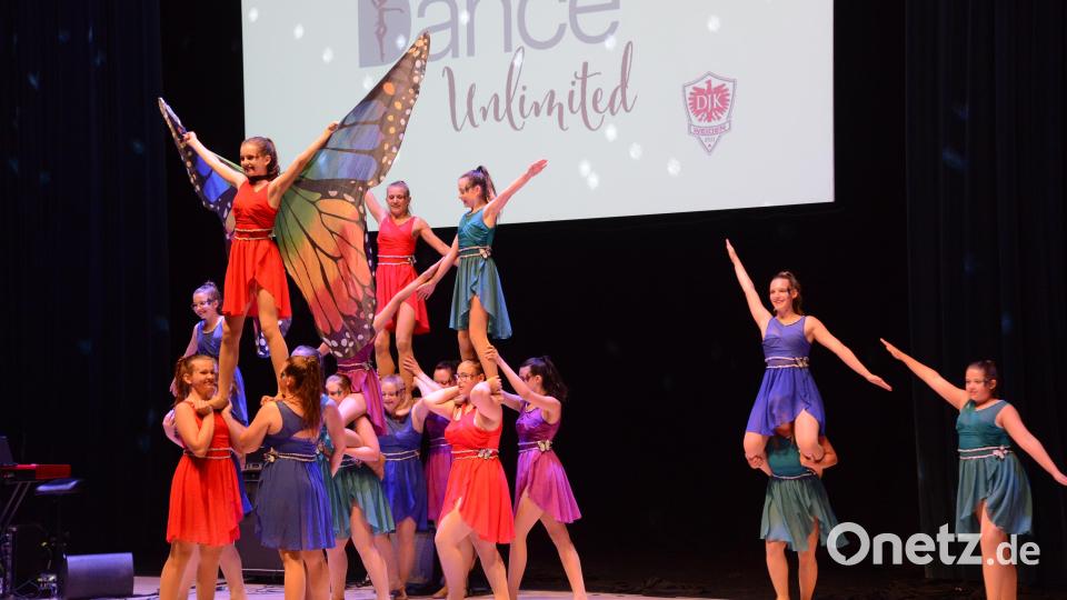 "Wir fliegen wie die Schmetterlinge" war das Motto der Tanzgruppe der DJK Weiden bei den "Sommerlichtern" in der Max-Reger-Halle. Bild: bey