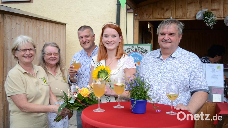 Die Holunderkönigin erweist dem Pirkerfest die Ehre mit ihrem Besuch. Bild: kki