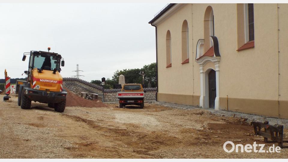 Zügig voran gehen die Arbeiten im Bereich der Kümmersbrucker Kirchen. Ab 1. August wird dann der Kirchensteig bis zur Straße Bergwinkel in Angriff genommen. Bild: e